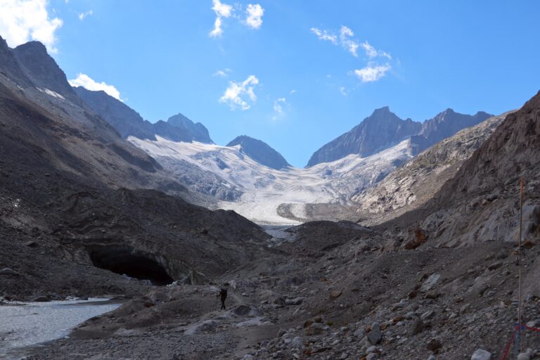 Am Gletschertor des Oberaargletschers