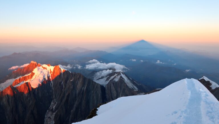 Der Mont Blanc wirft Schatten.