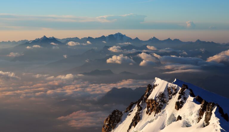 Rosa Wölkchen um den Gran Paradiso