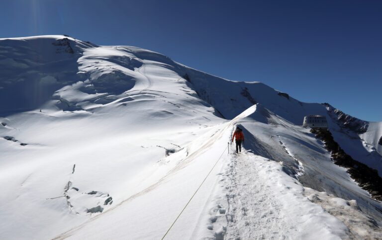 Gesicherter Weg von der alten zur neuen Goûter Hütte. Im Hintergrund sieht mans schön die Spuren zum Dôme du Goûter.