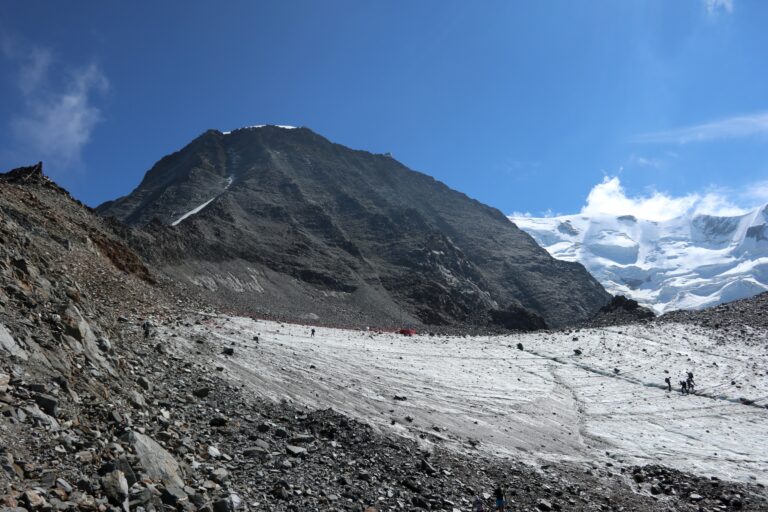 Blick vom Kontrollhäuschen der Brigade Blanche auf den Tête Rousse Gletscher und die Aiguille du Goûter, deren brüchige Westflanke man erklimmen muss, um zum Refuge du Goûter zu gelangen.