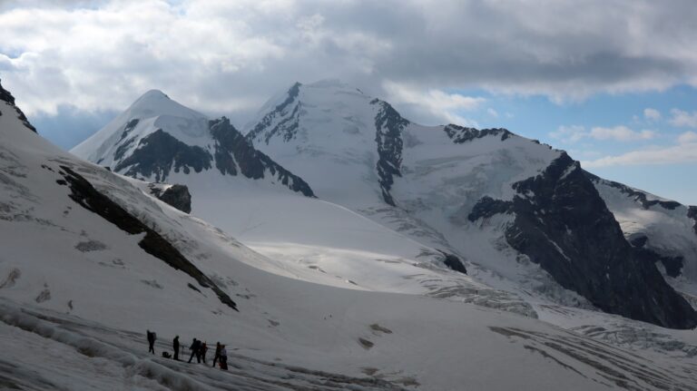 Für einen kurzen Moment reissen die Wolken auf und geben den Castor frei.