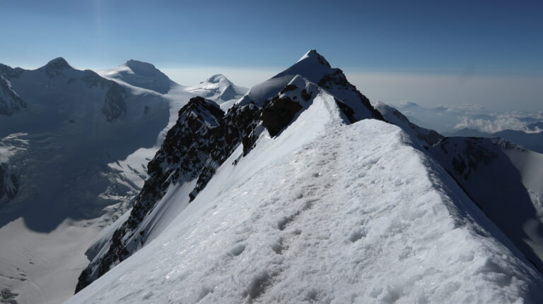 Blick vom Liskamm Westgipfel auf den Weiterweg