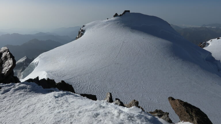 Blick von der Zumsteinspitze zur Capanna Margeritha