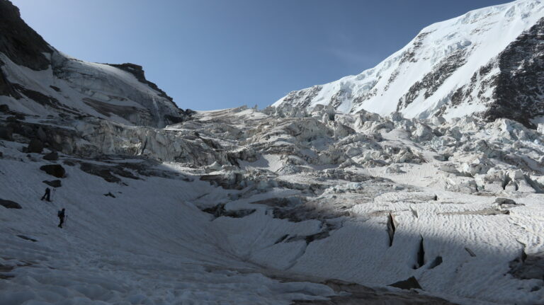 Zwischen 3700 m und 3400 m ist der Gletscher extrem zerklüftet.