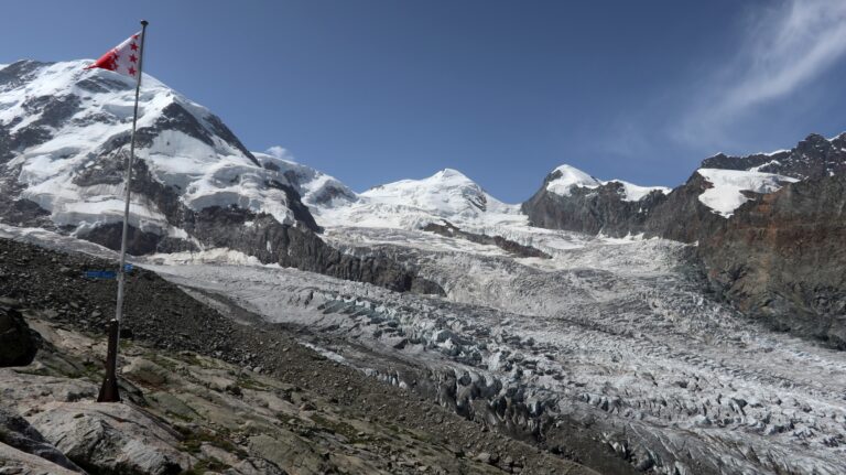 Blick von der Monte-Rosa-Hütte auf Castor und Pollux