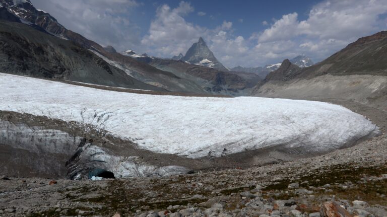 Grenzgletscher mit seitlichem Gletschertor