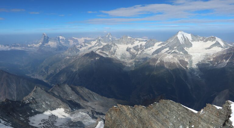 Gipfelblick auf Matterhorn und Weisshorn