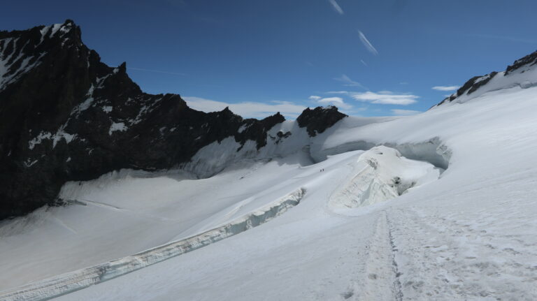 Grosse Spalte vor dem Lenzjoch