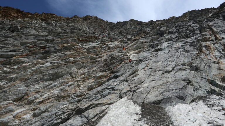 Die Menschen markieren die Route zum Festijoch