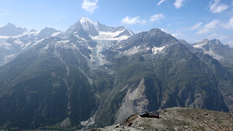 Die Domhütte hat einen super Ausblick aufs Weisshorn.