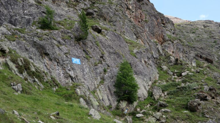 Beginn des gesicherten Wegs: Domhütte 2 1/2 Stunden - es wird immer mehr!