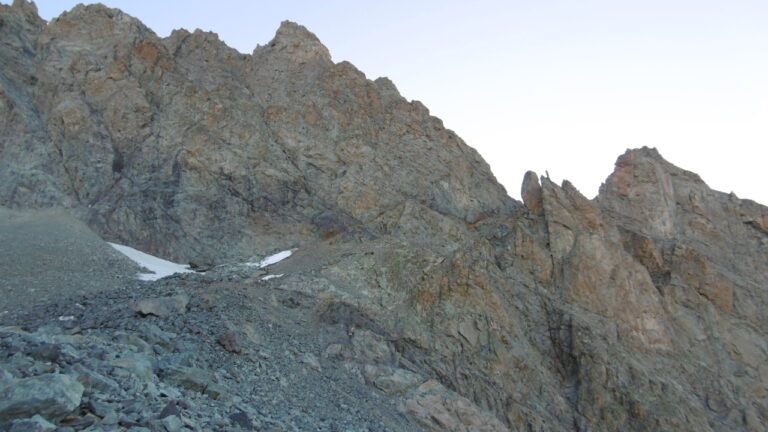 Über ein schmales Felsband quert man hinüber zum Col du Monêtier