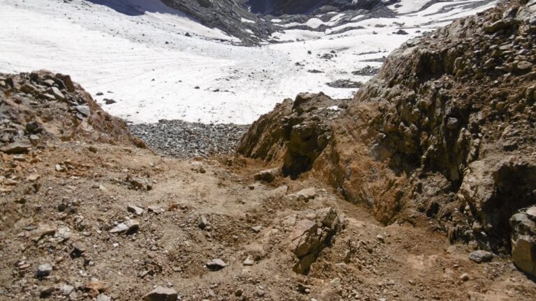 Die erodierte Rinne zum Glacier du Monêtier. Steilheit und Länge kommen auf dem Bild nicht zur Geltung.