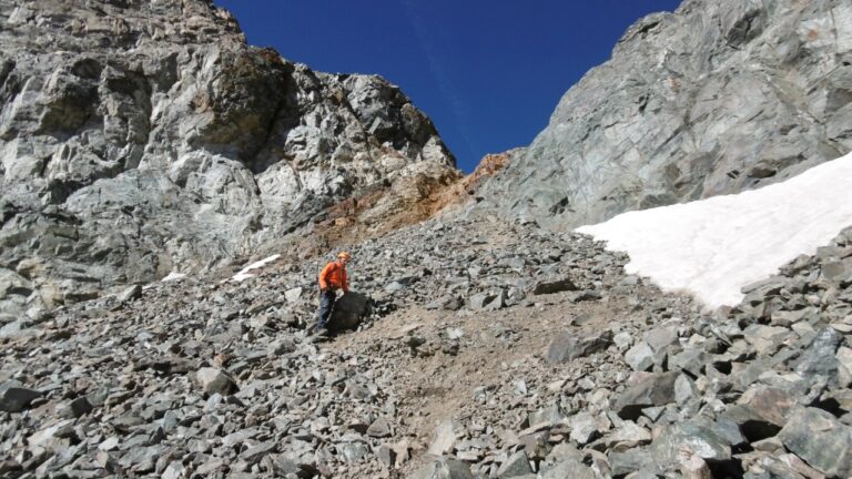 Abstieg vom Col du Monêtier zum Gletscher über lose Geröllblöcke.