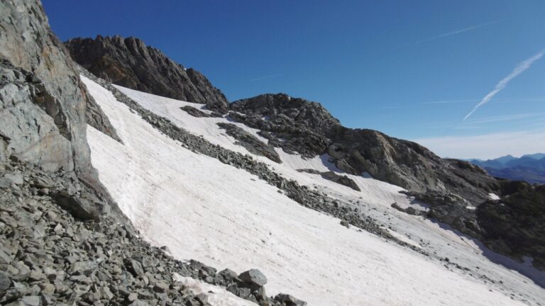 Eine Spur führt über den Glacier du Monêtier zum Col Tuckett.