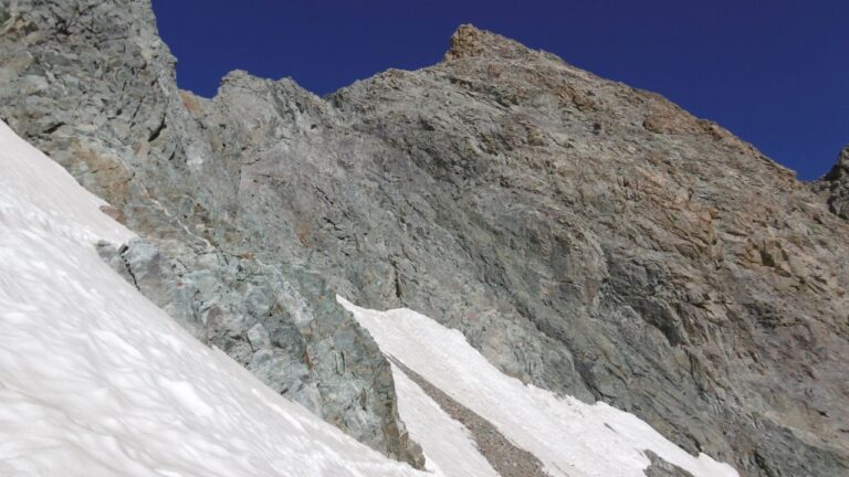 Kurz vor dem Einstieg in die Felswand. Man sollte auf die dunklere, diagonal nach links oben verlaufende Linie zuhalten, da liegt irgendwo der erste Stand versteckt. Bis zum Gletscherrand aufzusteigen war keine gute Idee.