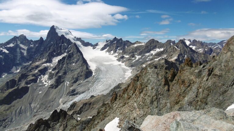 Auch vom Col Tuckett hat man einen schönen Ausblick auf den Glacier Blanc und den höchsten Berg des Écrins-Massiv. So kurz vor dem Gipfel aufgeben zu müssen, tut trotzdem weh.