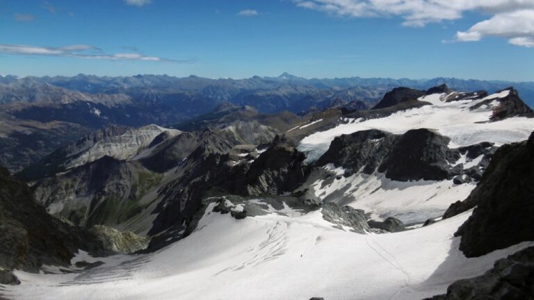 Blick bis zum Monviso. Auf dem Gletscher erkent man unsere Spur.