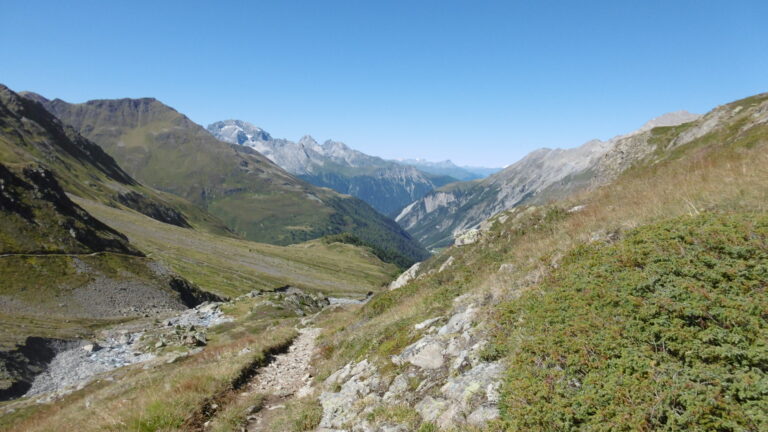 Auf dem Wanderweg, links im Hang der MTB-Weg zur Kesch-Hütte