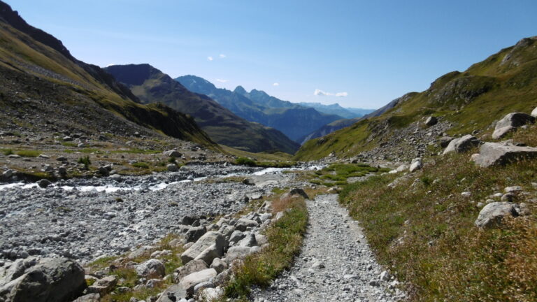 Von der Hütte gehts am Gletscherbach entlang.