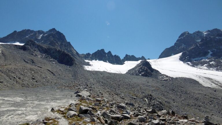 Das Geröllfeld unter dem Gletscher muss gequert werden.