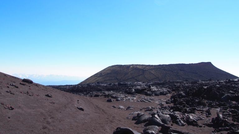 Rückblick zum Aschekegel клешня nach der Überquerung des Lavastroms