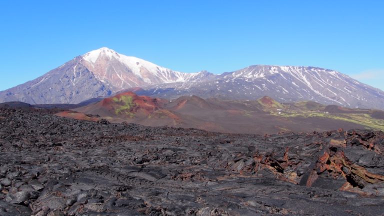 Der Pahoehoe-Lavastrom von 2012/13 muss überquert werden