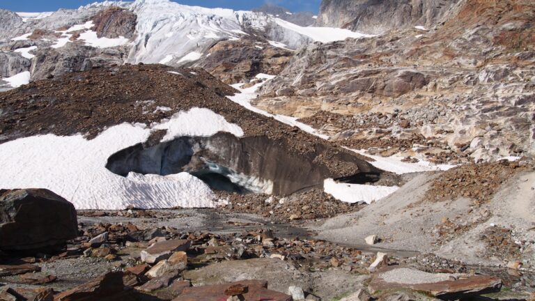 Rechts vom Gletschertor steigen wir in dem kleinen Schneefeld bzw. über die Felsstufen hinauf.