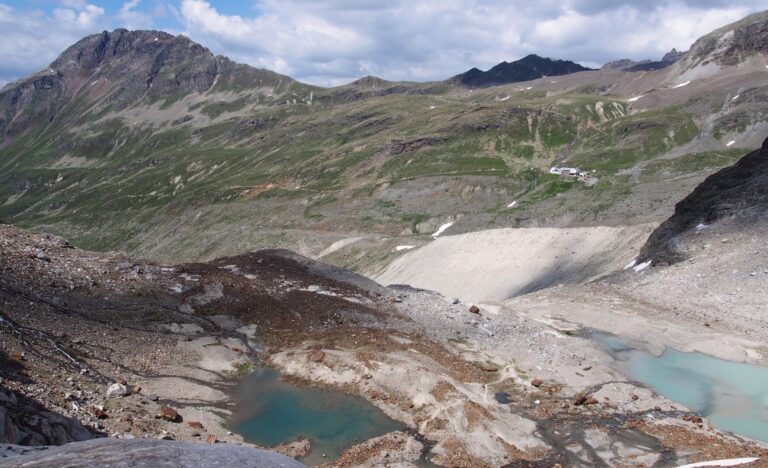 Blick auf die Gletscherseen und die Wiesbadener Hütte