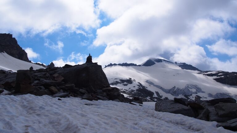 Südlich des Grauhorns verlässt man den Gletscher, Steinmännchen leiten dann den Weg durch's Geröll