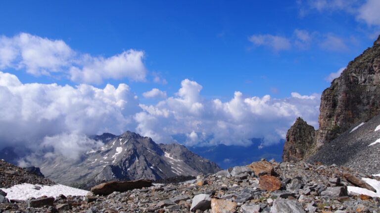 Abstieg im Geröll entlang der Felszacken unterhalb der Cima della Negra