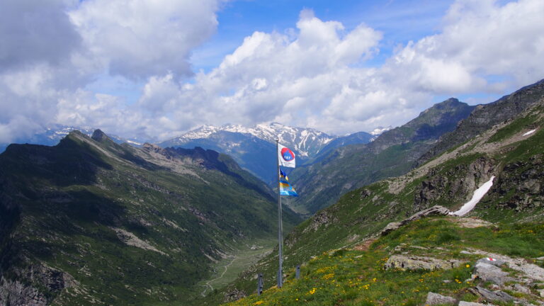 Ausblick von der Capanna Adula in das Val di Carassin. Auf dem Bergkamm links des Tals verläuft der anspruchsvolle Gratweg "Via Alta della Val Carassino".