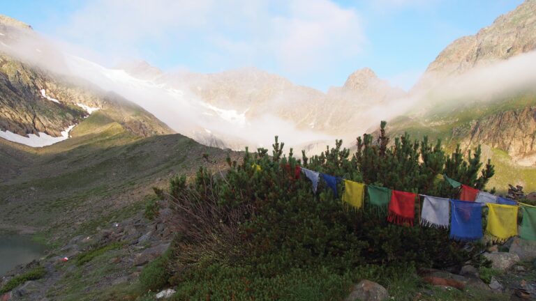 Wanderweg vorbei an der blauen Lacke