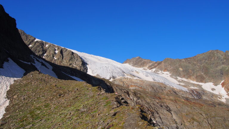 Über diesen Kamm leiten Markierungen zum Gletscher.