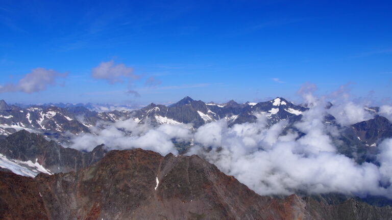 Markant erheben sich Schrankogel und Ruderhofspitze am Horzizont.