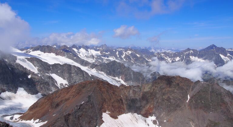 Ausblick auf die Stubaier Gletscherwelt. Links unten die Fernerstube, über die man aufgestigen ist.