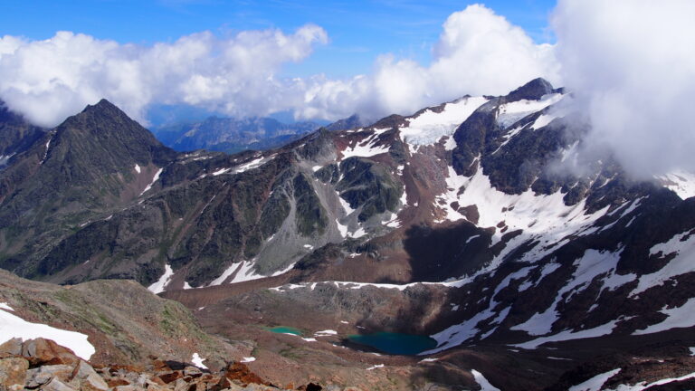 Blick auf den Freigersee, darüber erheben sich die Feuersteine.