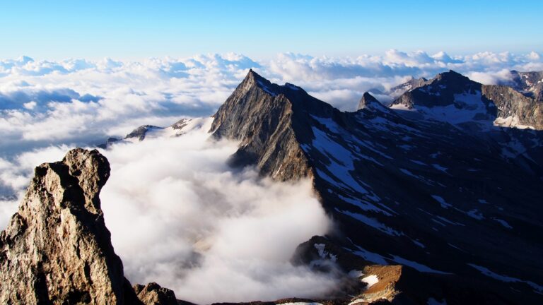 Blick über den Zwischenbergpass zum Pizzo d'Andolla