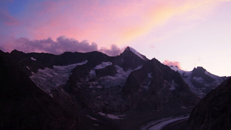 Abendrot über dem Nesthorn gegenüber der Oberaletschhütte