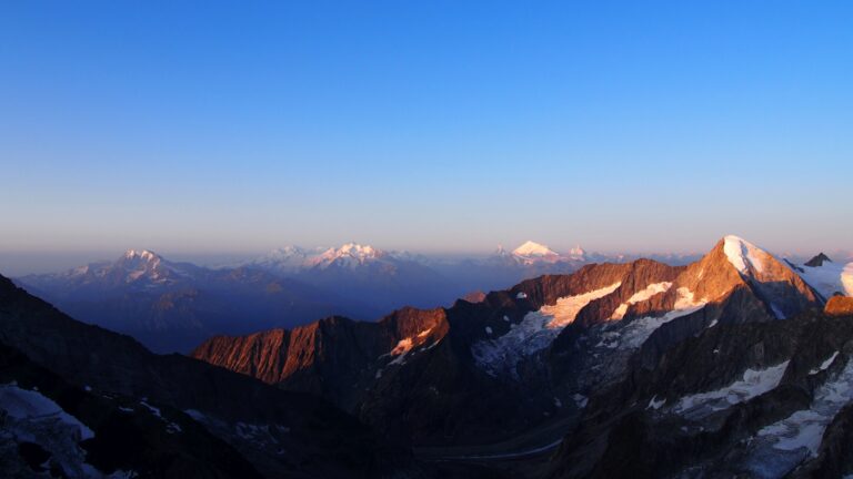 Walliser Alpen im ersten Tageslicht