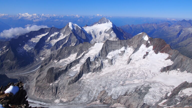 Tiefblick auf den Oberaletschgletscher. Gegenüber dominiert das Bietschhorn.