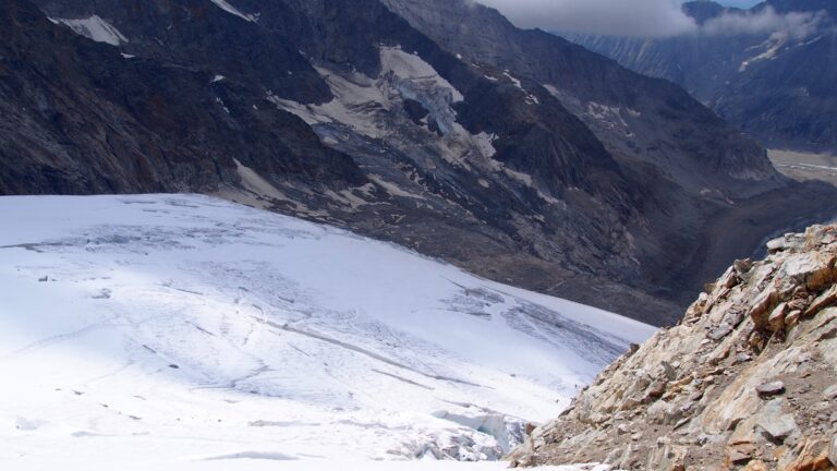 Abstieg vom oberen Teil der SW-Rippe auf den Gletscher. Achtung, Spalten!