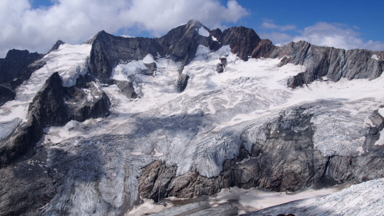 Im Abstieg hat man einen schönen Ausblick auf das gegenüberliegende Schinhorn.