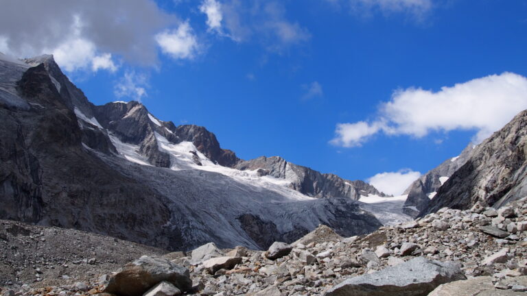 Auf dem schuttbedeckten Oberaletschgletscher