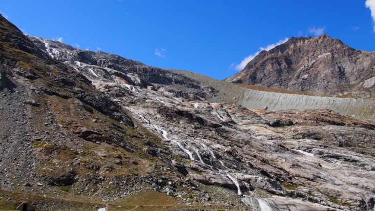 Kaum zu glauben, dass 1965 hier ein Eisabbruch vom Allalingletscher 88 Menschenleben forderte. Heute ist der Gletscher vom Mattmark Stausee nicht mehr zu sehen.