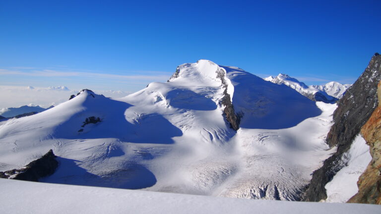 Beim Warten an der Kletterstelle hat man wenigstens einen schönen Ausblick auf das Strahlhorn.