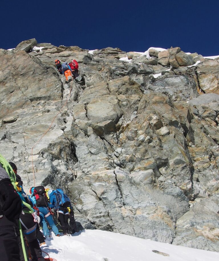 Stau an der Kletterstelle vor dem Gipfel