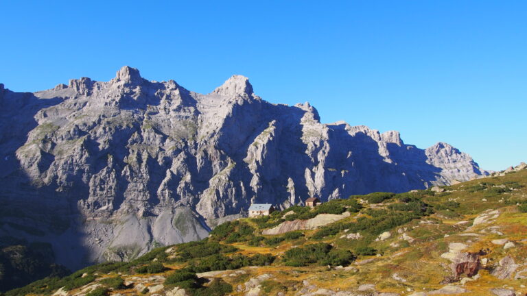 Kröntenhütte - im Hintergund der zackige Schlossberg