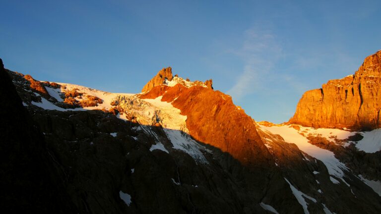 Bald am Glatt Firn angelangt. Der Gross Spannort leuchtet im Morgenlicht.